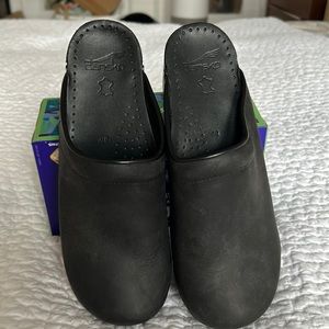 Dansko Sonja black leather clogs size 40 EUC